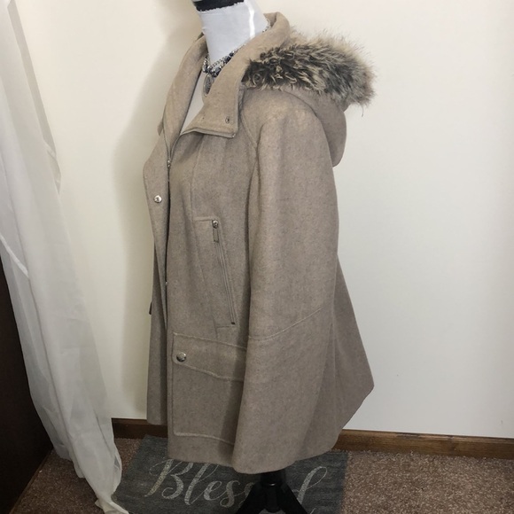 Anna faux fur trimmed tan wool pea coat size XL - Picture 5 of 11